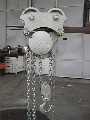 Yale 4 ton manual chain hoist and trolley, 8 foot lift
