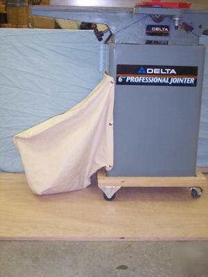 Saw dust collector for a jointer