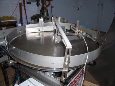 Accumulation table, feed table, turntable 30