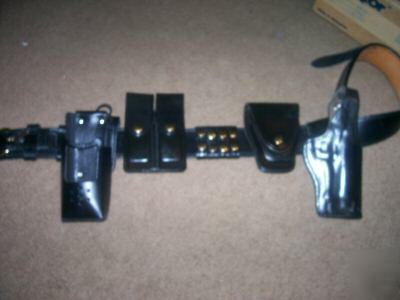 Don hume (beretta) black leather law duty belt w/extras