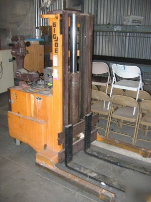 Big joe straddle pallet fork lift 3000# 158