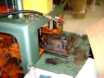 Vimm shuttle injection molding machine - insert molder 