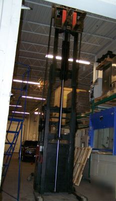 Raymond triple mast tilt forklift 4,000LB reach battery