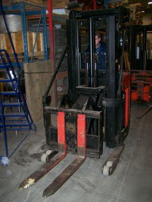 Raymond triple mast tilt forklift 4,000LB reach battery