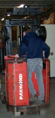 Raymond triple mast tilt forklift 4,000LB reach battery