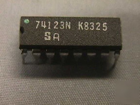 25 signetics 74123N dual retrig. multivibrator ic's